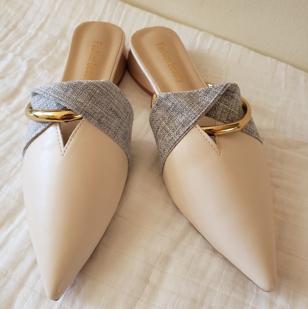 Flat sandals with pointy toe